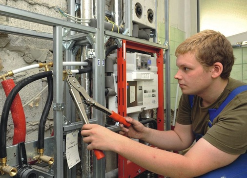 Verpressen der Rohrverbindungen: Die Teceflex-Rohre waren bereits ­werksseitig in den Registern eingebaut.