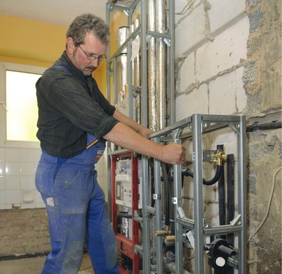 Nach dem Transport ins Haus wurden die in zwei Teilen gelieferten Tece-Register aufgestellt und miteinander verbunden.