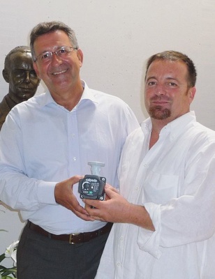 Präsentieren die neue Heizungsumwälzpumpe NCE EI (v. l.): Bernhard Väth und Francesco Majolo.