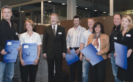 In der Kategorie „Bad größer als 9 m2“ siegten Elke Grünbeck (3.v.r.) und Oliver Handschuh. Katrin Härtel und Jörg Erbe (l.) sowie Bettina Hildebrandt und Stephan Krischer bekamen für ihre hervorragenden Bäder eine Top-10-Auszeichnung.