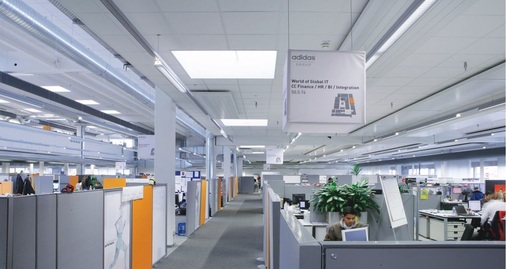 Trotz variierender Deckenhöhen sorgen die Heiz- und Kühlsegel in allen Zonen dank des Strahlungsprinzips für gleichmäßige Raumtemperaturen.