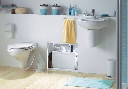 In die Vorwandinstallation integrierte Kleinhebeanlage mit direkt angeschlossenem Wandklosett und zwei Zulaufstutzen DN 40.