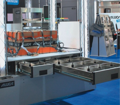 Beim neuen Aluca-­Unterbodensystem für den Lieferwagen kann die Deckplatte mit 700 kg belastet werden. Jede AluminiumSchublade wiegt nur knapp 15 kg.