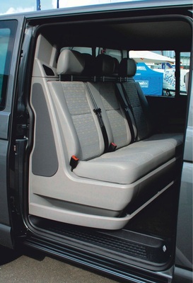 Bei der integrierten Doppelkabine (hier im VW T5) wird die Sitzreihe mit dem gleichen Polsterdekor wie auf den vorderen Sitzen ausgestattet. Auch Ablagen sind integriert.
