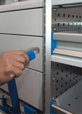 Schmal und wir­kungsvoll: Das neue Verzurrsystem ProSafe lässt sich ohne großen Aufwand an ­vielen Stellen mit den Sortimo-Einrichtungen kombinieren.