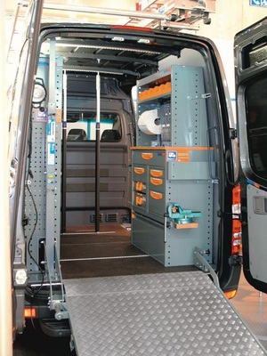 Bequeme Zufahrt ins Heck: Bis zu 3 m Länge kann die faltbare Rampe aufweisen, damit sich große rollbare Utensilien mit auf Tour nehmen lassen.