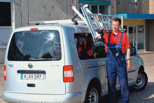 Thule Leiterträger: Auf zwei Teleskopauszügen lässt sich eine Leiter seitlich vom Fahrzeugdach ziehen und abwinkeln, dann wird die Verzurrung gelöst und die Steighilfe geschultert. - © Foto: Milan Hoppe
