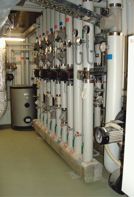 Als Energieerzeuger für die Flächenheiz­systeme mit einem Vorlauf von maximal 50 °C stehen zwei Brennwertzentralen mit je 300 kW zur Verfügung.