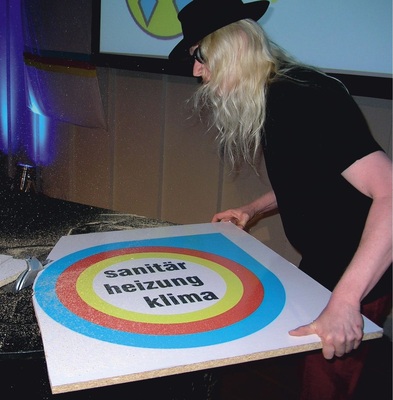 Kabarettist Gunzi Heil nahm das SHK-Handwerk auf die Schippe, indem er mit einer im Klavier eingebauten Kreissäge den Eckring „rund machte“.