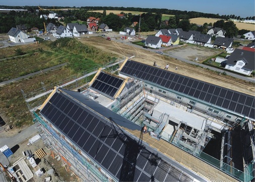 Auch auf größeren Wohngebäuden wird Photovoltaik künftig eine zunehmende Rolle spielen — wie hier in Holzwickede, wo eine Wohnanlage im Energie-Plus-Haus-Standard realisiert wird.
