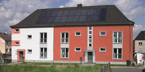 Beispiel für eine Indachanlage mit Solarthermie, die im Kollektorbereich das Ziegeldach vollständig ersetzt.