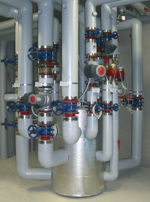 In vielstufiger Ausführung schichtet die Verteilertechnologie das Heizwasser in ­verschiedene Temperaturstufen, so dass alle Erzeuger und Abnehmer optimal ­versorgt werden.