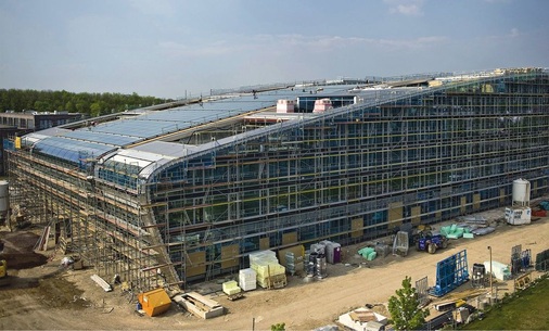 Schon äußerlich hebt sich das Kameha Grand Bonn mit seiner spektakulären Architektur in Form einer Ellipse von herkömm­lichen Hotels ab. - © Foto: BonnVisio — Bonner Bogen
