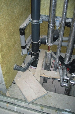 Besondere Anforderung: Ein systemkonformer Anschluss der Abflussleitungen der komplett vor­gefertigten Badezimmer — sie wurden als verschlossene Zellen geliefert — an die Friaphon-Fallleitungen.