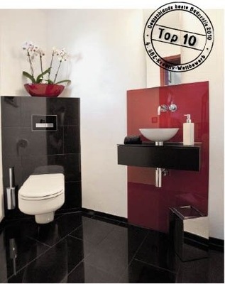 Lebensfreude pur signalisiert dieses Gäste-WC mit dem roten, rückseitig lackierten Glas hinterm Waschtisch.