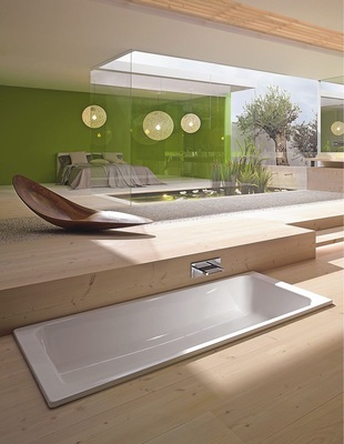 Die Badewanne als Spiegel der eigenen Persönlichkeit wird nicht länger in eine Ecke des Raumes verbannt, sondern bildet das zentrale Element im Badezimmer und ­erinnert an elementare, natürliche Wasserbecken. Die Floating-Wanne Bassino, in die der Badende genussvoll hineingleitet, kann direkt in den Boden eingelassen werden.