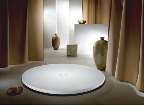 Der Duschteller Piatto nimmt den Wunsch nach einem individuell gestalteten Bad Gestalt an. Souverän inszeniert sich diese freistehende Dusche mit ihren großzügigen Dimensionen wie eine filigrane Skulptur im Raum. Um den Eindruck ­einer einheitlichen, kreisrunden Fläche zu gewährleisten, wurde der mittig platzierte Ablauf mit einem farblich passenden Ablaufdeckel ausgestattet.