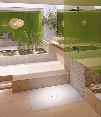 Die großzügige Wirkung des Raumes unterstreichen ebenfalls großdimensionierte ­bodengleiche Duschen, die sich harmonisch in diese weitläufige Umgebung einfügen.