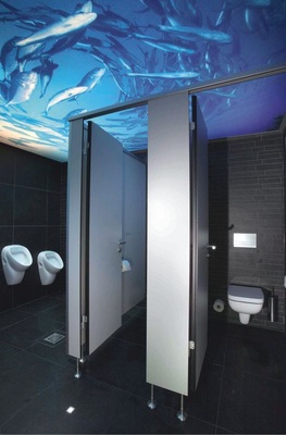 ...einem hinterleuchteten Korallenriff und Fischschwärmen unter der Decke.