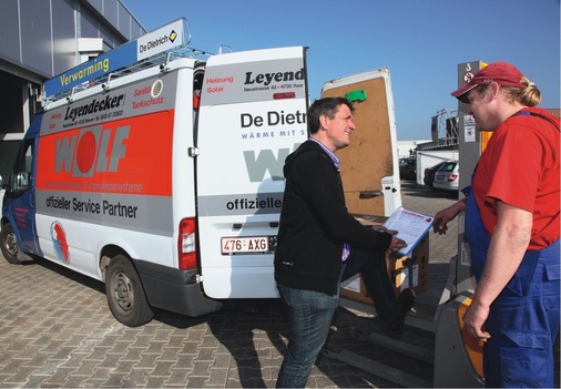 Guido Leyendecker im Gespräch mit seinem Mitarbeiter beim Beladen der kommissionierten Ware.