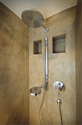 Der Duschbereich mit fugenloser Wandoberfläche und ohne Glas war Wunsch der Kunden.