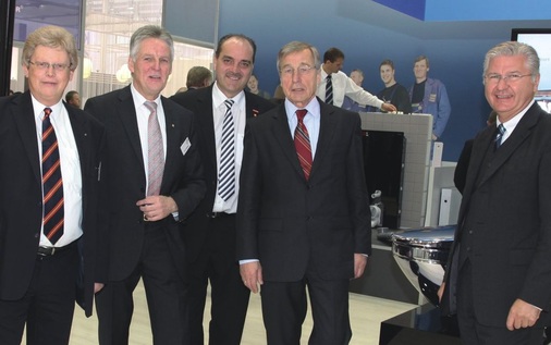 Ein AquaClean-WC lockte (v.l.) GF Horst Wohlert, Landesinnungsmeister Fritz Schellhorn (beide Hamburg), „Ober-Elektriker“ Martin Hildebrandt und Ex-Ministerpräsident Wolfgang Clement zu Geberit-Geschäftsführer Dr. Karl Spachmann auf den Stand.