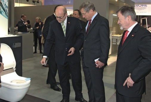 Deutschlandpremiere für SensoWash: Duravit-Chef Franz Kook (r.) und Marketingleiter Mathias Schott erläuterten Ex-Ministerpräsident Wolfgang Clement (Mitte) die Funktionen des neuen Dusch-WCs.