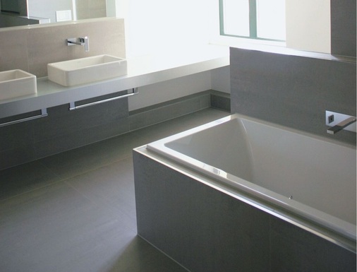 Minimalistisch und reduziert in der Form- und Farbgebung lässt das Bad Freiraum für den Benutzer als Individuum.