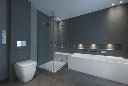 Alles aus einem Guss. Die Sitzbank ist bereichsübergreifend und verbindet optisch die Wanne mit dem Duschbereich.