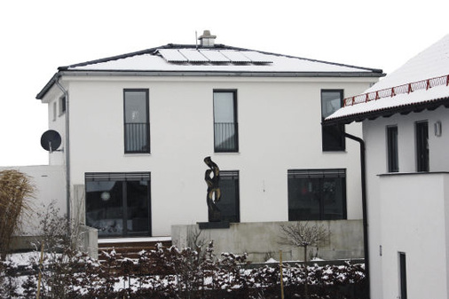 Bei dem Beispielprojekt lief die Heizungsanlage im ersten

Betriebsjahr, in dem der Bau auch austrocknen musste, mit

einer Jahresarbeitszahl von 8,9.