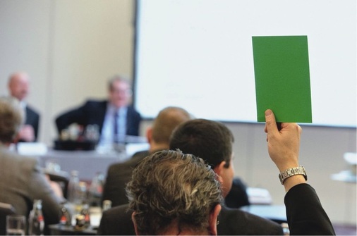 Geschlossenheit: Die grüne Karte als Zeichen für Zustimmung wurde während der VDS-Mitgliederver­sammlung rege genutzt. Bei allen „Regularien“ gab es in Köln ein jeweils einmütiges „O.K.“-Votum.