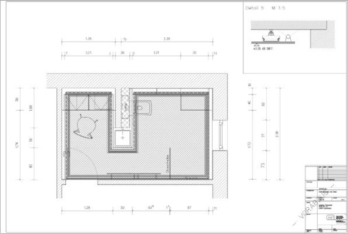 Der Deckenplan zeigt die Lichtfuge, die an drei Raumseiten der Wandgestaltung folgt. Nur ein Downlight als Akzentlicht über dem Waschbecken durchdringt die sonst glatte und ruhige Deckenfläche. Nichts lenkt hier vom Gesamtbild ab.