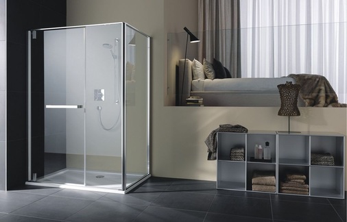 Die Nutzergewohn­heiten stehen im Vordergrund. Da kann die Dusche auch schon einmal außerhalb des eigentlichen Bades angeordnet werden.