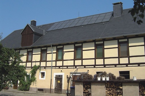 Solarthermieanlagen, die ins Dach integriert sind, sehen nicht nur gut aus, sie bieten sich auch bei alten und denkmalgeschützten Häusern als Problemlöser bei der energetischen Sanierung an.