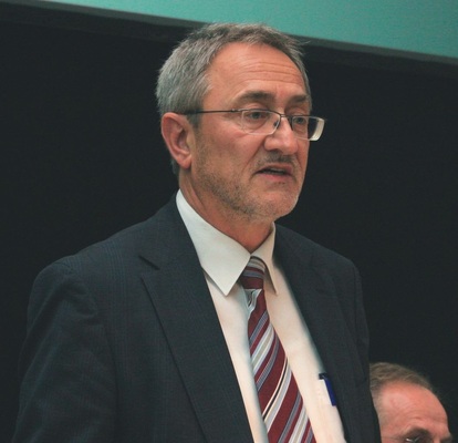 Günter Hanninger erläuterte die Grund­züge der Werkrealschule mit der frühen und vertieften Berufs­orientierung in den Klassen 5 bis 7