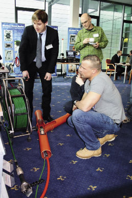 Wie lassen sich auch bei kleinen Nennweiten

mit der Kameratechnik Inspektionen

durchführen? Diese Frage wurde in der begleitenden

Ausstellung mit Vorführgeräten

beantwortet.