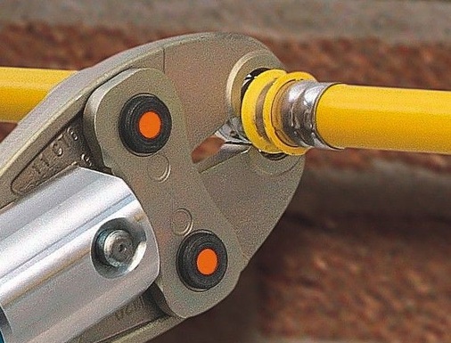 Die Verbindung von Metallverbundrohren in der Gas-Installation erfolgt mittels Pressverbindungen.