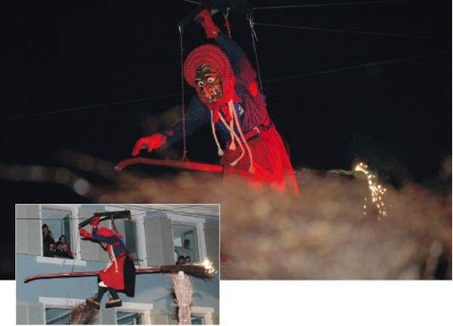 Höhepunkt des Waldkircher Hexensabbats: Blechner- und Installateurmeister Albert Bayer fliegt als Kandelhexe mit brennendem Besen über den Marktplatz.