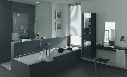 Die Einstiegshilfe für die Betteplan kann zu einem späteren Zeitpunkt nachgerüstet werden. Bis dahin wird die Bohrung für die Einstiegshilfe mit einem verchromten Blindstopfen versehen.