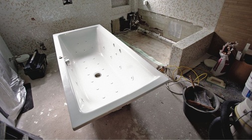 Weniger Leerlauf auch auf der Baustelle: Verbindliche Absprachen und ein transparenter Arbeitsfluss werden künftig vom Badmanager koordiniert. Dabei hilft eine effizientere Taktsteuerung der Aufträge, ein Ampelsystem und ein elektro­nischer Verkaufsassistent.