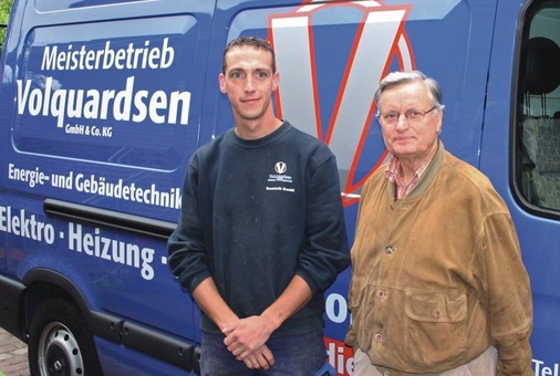 Heizungsbaumeister Dominik Ewald (links) mit Hausbesitzer Karl Heinz Pergande.