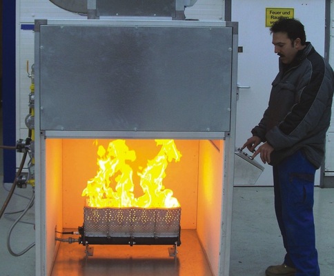 Auf dem Prüfstand werden die Fettabscheider getestet, ob sie gemäß der DIN-Norm flammdurchschlagsicher sind.