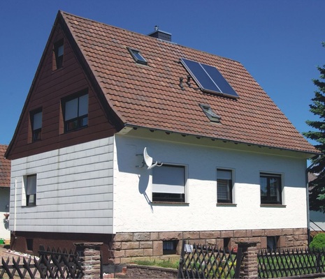 Die Nachrüstung einer Solaranlage zur Trinkwassererwärmung spart bis zu 60 % der dafür benötigten Energie. Noch höhere Einsparungen lassen mit der solaren Heizungsunterstützung erzielen.