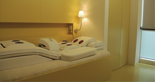 Den Gästen der Wohnanlage stehen medizinisch hochwertige Massageliegen für eine Andullationstherapie zur Verfügung.