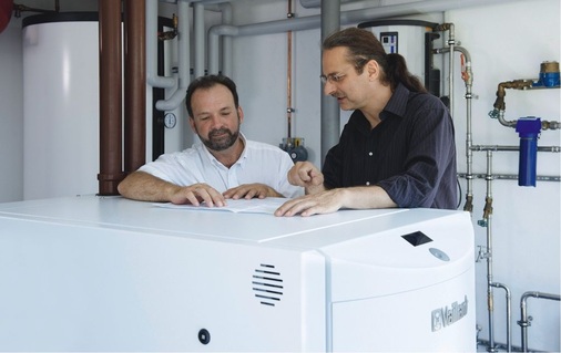 Karl Nestmeier (links) und Vaillant-Fachpartner Franz Fuchs besprechen Details der Installation.