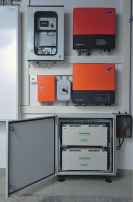 Das Sunny Backup ­System von SMA ist eine ­Speicherlösung für ­PV-Anlagen, mit der ­Betreiber den Anteil an selbstverbrauchtem Strom deutlich erhöhen können. - © SMA
