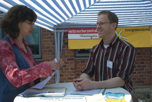 Verbraucher informieren sich gerne im lockeren Rahmen, wie ihn die Woche der Sonne bietet, über verschiedene Solartechnologien.