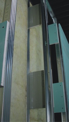 In aller Regel kommen im konventionellen Trockenbau Doppelständer­wände zum Einsatz. Die Profile der zwei parallelen Ständerreihen sind durch Plattenstreifen (Laschen) miteinander verbunden.