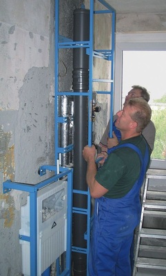 Durch industrielle Vorfertigung kann ­strangweise die komplette Gebäudetechnik in den Bädern — Geschoss für Geschoss — unkompliziert ausgetauscht werden.