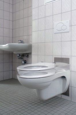 Nur mit Trockenbautechnik ist es ­möglich, ein höhenverstellbares WC in ein Generationen übergreifendes Badezimmer zu integrieren. - © Foto: Geberit

